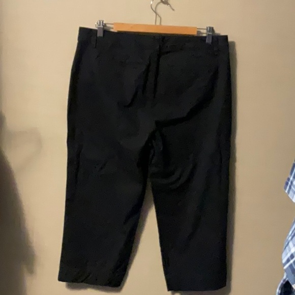 Bandolino Black Capris - Picture 2 of 6